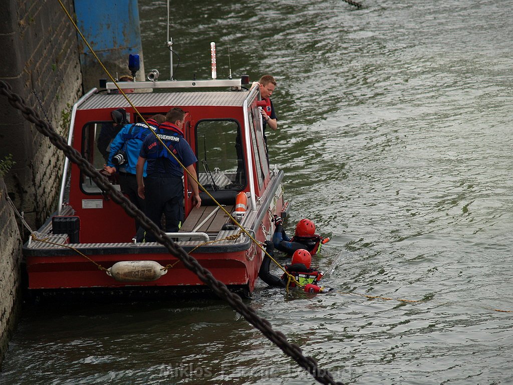 Uebung BF Koeln und DRLG Person im Rhein bei Koeln P596.JPG